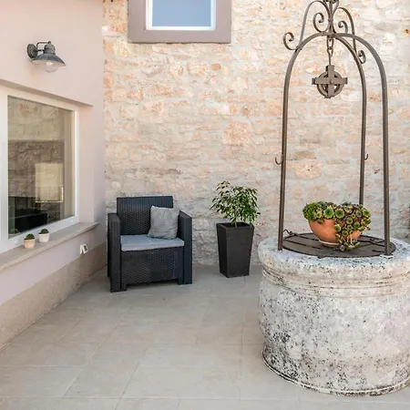 4 Bedroom Lovely In Duga Uvala