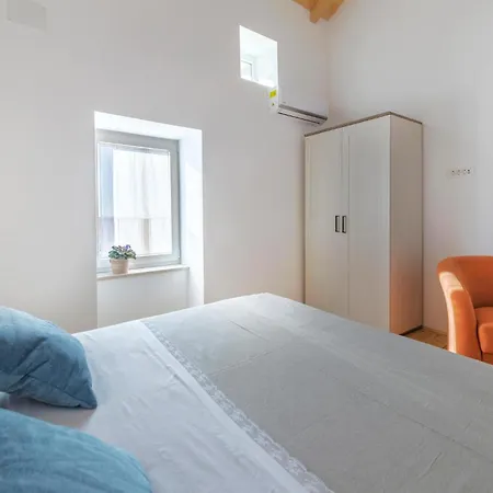 4 Bedroom Lovely In Duga Uvala Vikendica Mutvoran