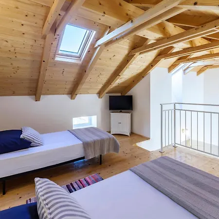 4 Bedroom Lovely In Duga Uvala
