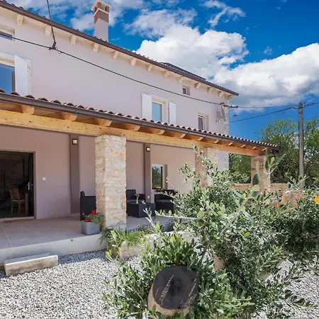 4 Bedroom Lovely In Duga Uvala