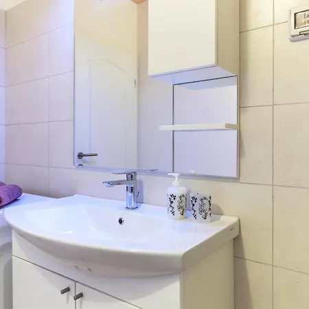 4 Bedroom Lovely In Duga Uvala Holiday home *