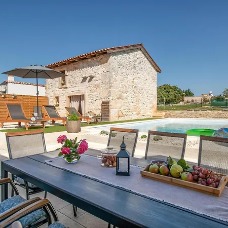 4 Bedroom Lovely In Duga Uvala